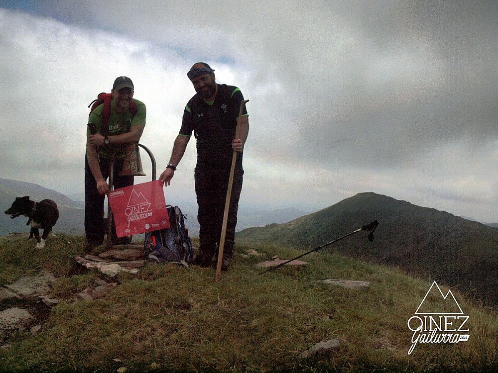 Bardakomendi edo Akomendi - Atzokoan, Otsondo Landetxeak eta Fantxike arropa dendaren izenean, Mikel, Mariano eta neroni (Ixabel) Alkatxuri eta Bardakomendiraino igo ginen. Bide zailetik, Sumutsuko bordatik, baino ze plazerra bi tontor horietatik euskara lau haizeetara hedatzea. Gora Eskuara, Gora Oinez Gailurra eta biba gu ta gutarrak!!!!