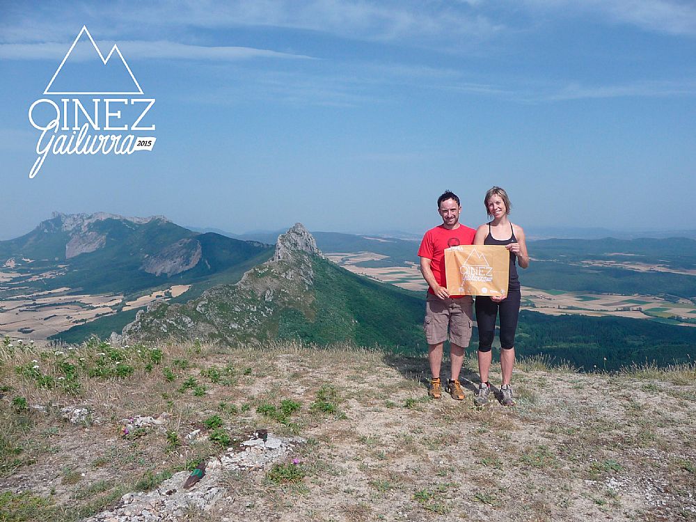 Lapoblacion - Rober Okariz eta Itziar Irigoien Lapoblacioneko gailurrean (2015-07-16) Nafarroa Oinezekin bat eginez.