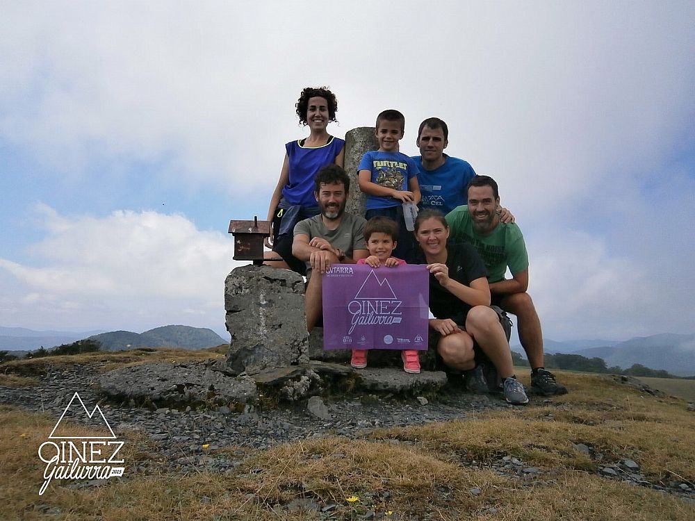 Soratxipi - Uztailak 19 Iruneatik, Sergio, Enrike, Edurne, Aitziber eta Mikel eta bi txapeldun txiki, Oinatz eta Eider. Soratxipi gailurra igo genuen Baztango ikastolaren alde, egun ederra igaroz. Gora nafarroa oinez!!!!