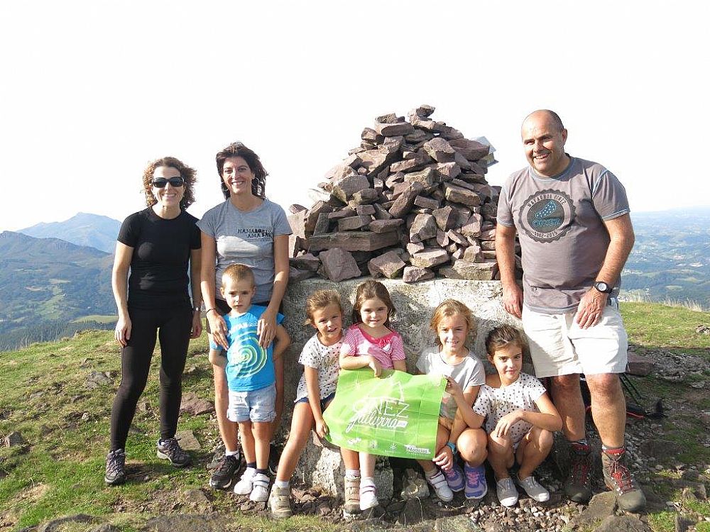 Alkurruntz - Baztango ALKURRUNTZ mendiko kaxkoan LIZARDI-URSUEGUI-MUGICA-MURGUIA familiako partaide batzuk. Gora Nafarroa Oinez.
