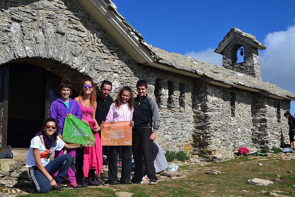 San Donato-Beriain - Pasaden igandean Julen, Naroa, Paula eta Aiora oinez gailurra egin genuen San Donaton, Unanutik igota.