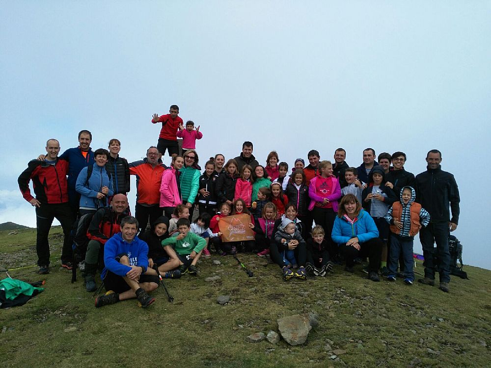 Saioa - AUPAHI!!! TAL Y KOMO AKORDAMOS,ESTE PASADO DOMINGO LAS GENTES DEL PUEBLO DE SUBIZA SUBIERON A ONDEAR LA BANDERA DE OINEZ GAILURRA EN LA CIMA DEL SAIOA!!! 1419M GORA OINEZ GAILURRA!!! GORA NAFARROA OINEZ!!
