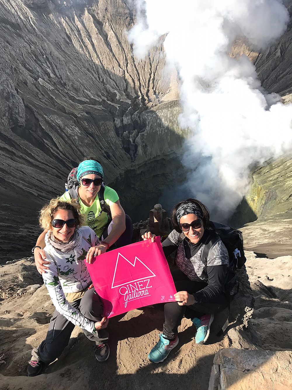 Bromo sumendia - Lesakako Leire, Sandra eTa Argiñek, Java(Indonesia) irlako Bromo sumendiko gailurreraino eraman zuten Nafarroa Oinezeko ikurra.
